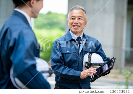 一位年輕且經驗豐富的工程師在建築工地交談 130353921