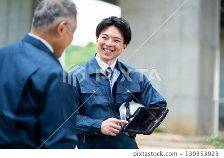 一位年輕且經驗豐富的工程師在建築工地交談 130353923