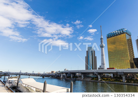在東京東京天空樹的都市風景 在東京東京天空樹的都市風景 130354334