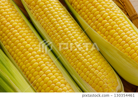 新鮮甜玉米 新鮮甜玉米 130354461