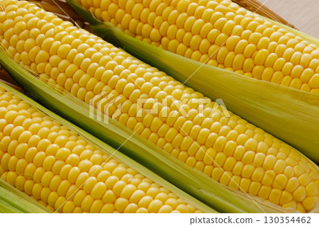 新鮮甜玉米 新鮮甜玉米 130354462