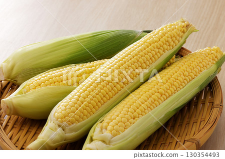 新鮮甜玉米 新鮮甜玉米 130354493