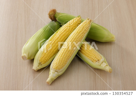 新鮮甜玉米 130354527