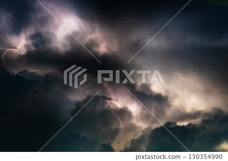 Lightning, thunder, lightning, live action 130354990