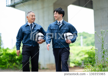 身著工作服的年輕工人和老工人 身著工作服的年輕工人和老工人 130355965