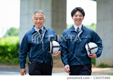身著工作服的年輕工人和老工人 130355966