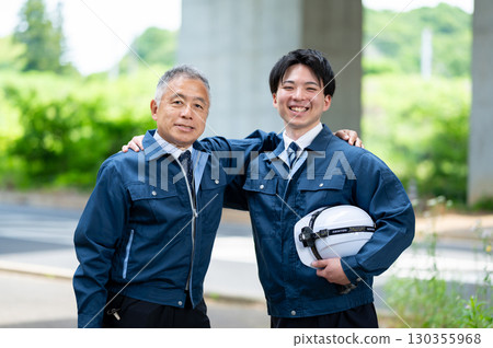 身著工作服的年輕工人和老工人 130355968