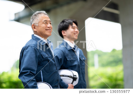 身著工作服的年輕工人和老工人 130355977