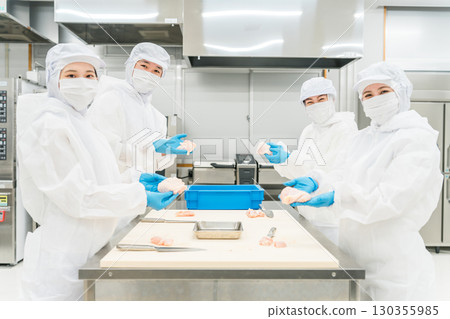 食品加工產業男女工作人員穿著衛生服(食品衛生、食品工廠、衛生管理) 食品加工產業男女工作人員穿著衛生服(食品衛生、食品工廠、衛生管理) 130355985