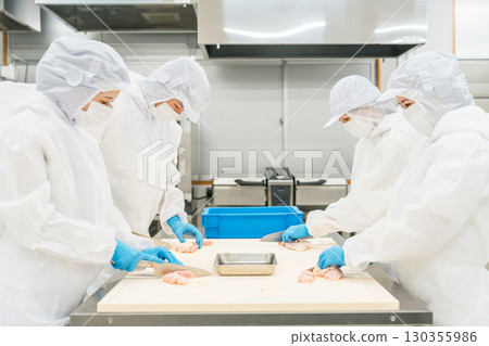 食品加工產業男女工作人員穿著衛生服(食品衛生、食品工廠、衛生管理) 食品加工產業男女工作人員穿著衛生服(食品衛生、食品工廠、衛生管理) 130355986