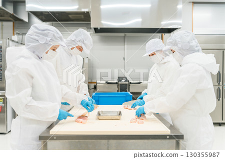 Male and female staff working in food processing wearing sanitary clothing (food hygiene, food factory, hygiene management) 130355987