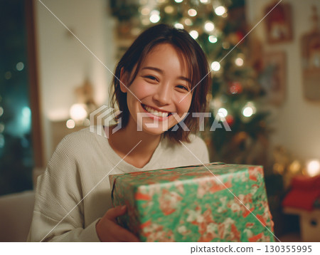 Happy smiles of Japanese women, perfect for year-end gift exchanges (Lifestyle Holiday Advertisement) Happy smiles of Japanese women, perfect for year-end gift exchanges (Lifestyle Holiday Advertisement) 130355995
