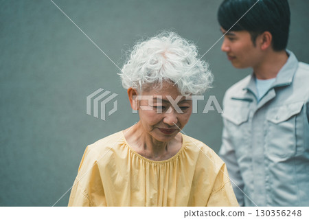 老年婦女和承包商 130356248