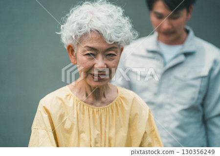 老年婦女和承包商 130356249