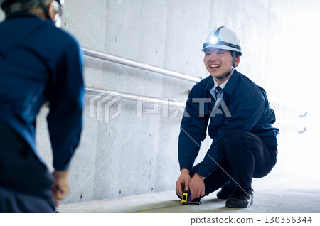 退伍軍人和年輕工人在工作 130356344