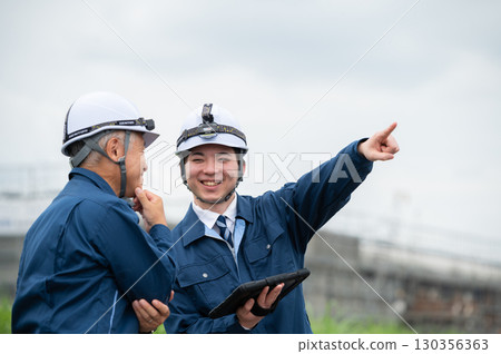身著工作服的年輕工人和老工人 130356363