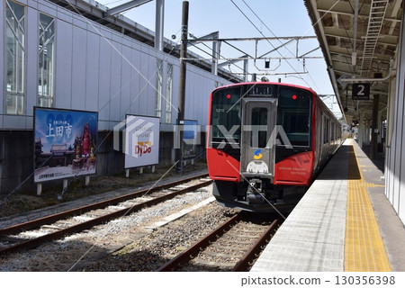 Platform and train at Karuizawa Station on the Shinano Railway in Nagano Prefecture 130356398