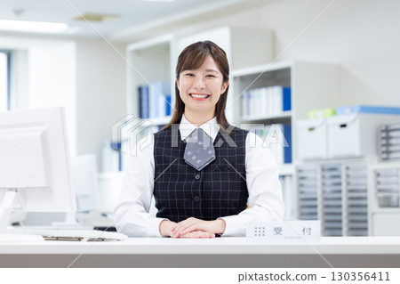 接待處女女商人的肖像 130356411