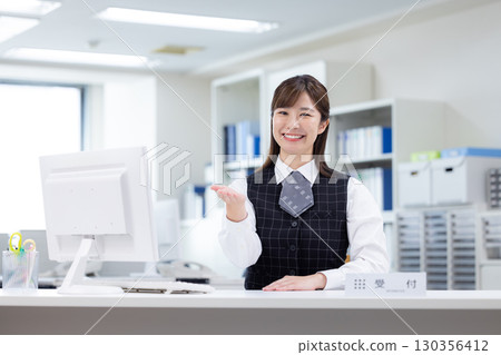 接待處女女商人的肖像 130356412