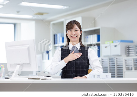 接待處女女商人的肖像 130356416