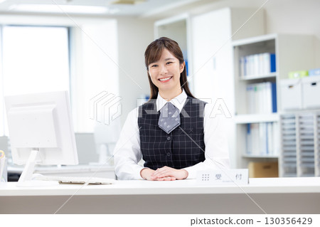 商務接待員女性肖像 130356429