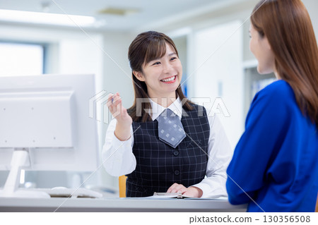 在櫃檯為顧客服務的女商人 130356508