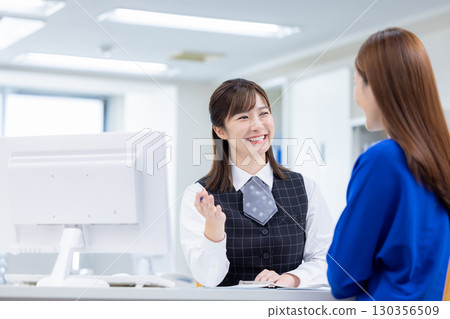 在櫃檯為顧客服務的女商人 130356509