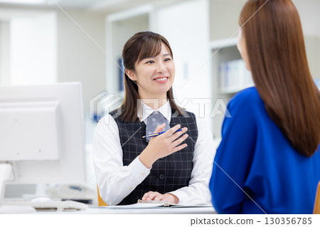 在櫃檯為顧客服務的女商人 130356785