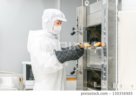 麵包廠或食品廠穿著防塵服或潔淨服工作的男子 130356985