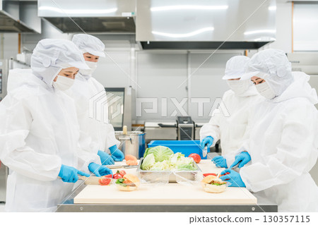 食品加工產業男女工作人員穿著衛生服(食品衛生、食品工廠、衛生管理) 食品加工產業男女工作人員穿著衛生服(食品衛生、食品工廠、衛生管理) 130357115