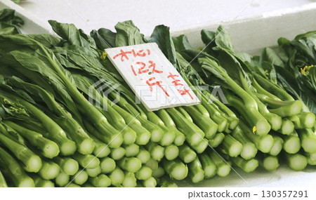 中國蘭花在香港市場出售。最受歡迎和最受歡迎的香港蔬菜 130357291
