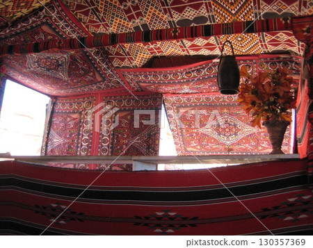 瓦迪拉姆帳篷內的裝飾 瓦迪拉姆帳篷內的裝飾 130357369