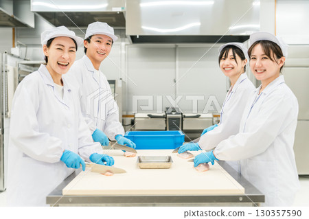 穿著廚師服準備雞肉的男女工作人員（廚師、廚師、新鮮市場、食物處理） 130357590