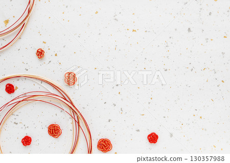 白金銀箔和紙上繪有紅色水引和梅花的背景材料 130357988