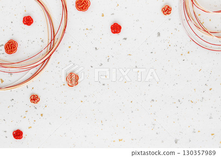 白金銀箔和紙上繪有紅色水引和梅花的背景材料 130357989