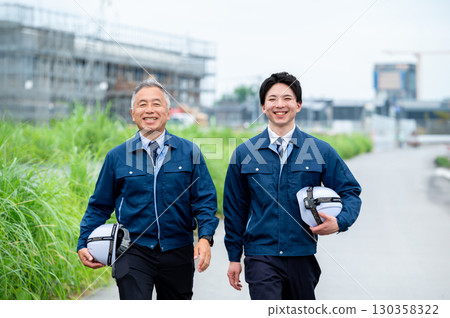 年輕和資深的建築工人 年輕和資深的建築工人 130358322