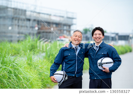 年輕和資深的建築工人 年輕和資深的建築工人 130358327