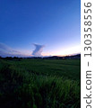 傍晚的天空出現了一朵花瓶狀的雲 130358556