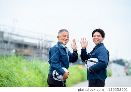 員工準時下班的建築公司 員工準時下班的建築公司 130358901