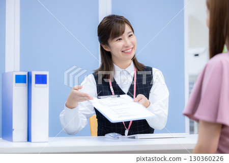 身穿制服的醫療接待人員 身穿制服的醫療接待人員 130360226