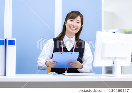 身穿制服的醫療接待人員 130360327