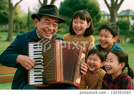 A Showa-era scene: A man and a child playing the accordion 130361083