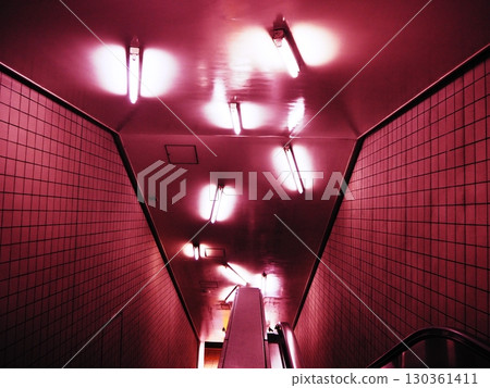 陰森的地下通道和染成紅色的螢光燈 130361411