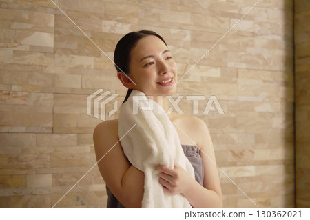 女人做桑拿 130362021