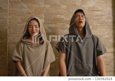 年輕夫婦使用桑拿 130362028