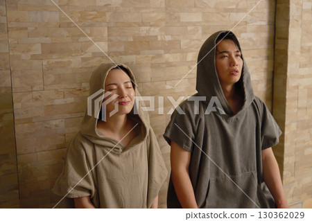 年輕夫婦使用桑拿 130362029