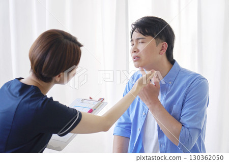 一名男子正在接受皮膚科醫師的諮詢 130362050