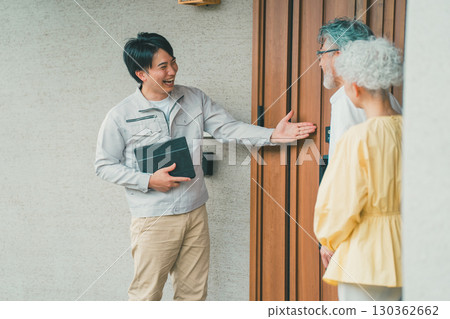 房屋銷售員和老年夫婦 130362662