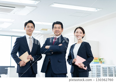 在辦公室工作的中年商人 在辦公室工作的中年商人 130362760