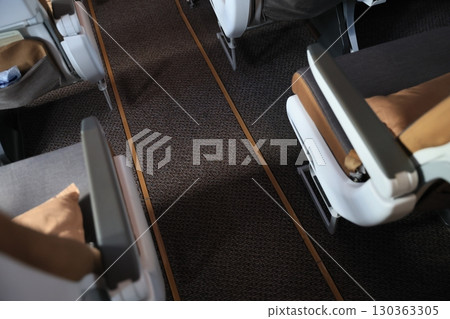 飛機艙走道 130363305